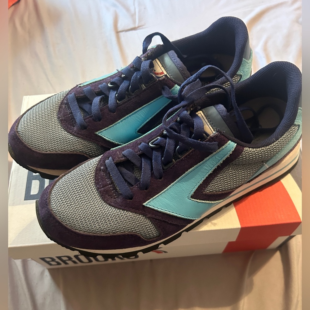 Brooks Chariot Navy and Blue Retro-Style Sneakers